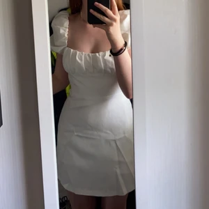 klänning - säljer nu denna jättefina klänning för att den inte kommer till användning. Använd endast 1 gång. köparen står för frakten💗