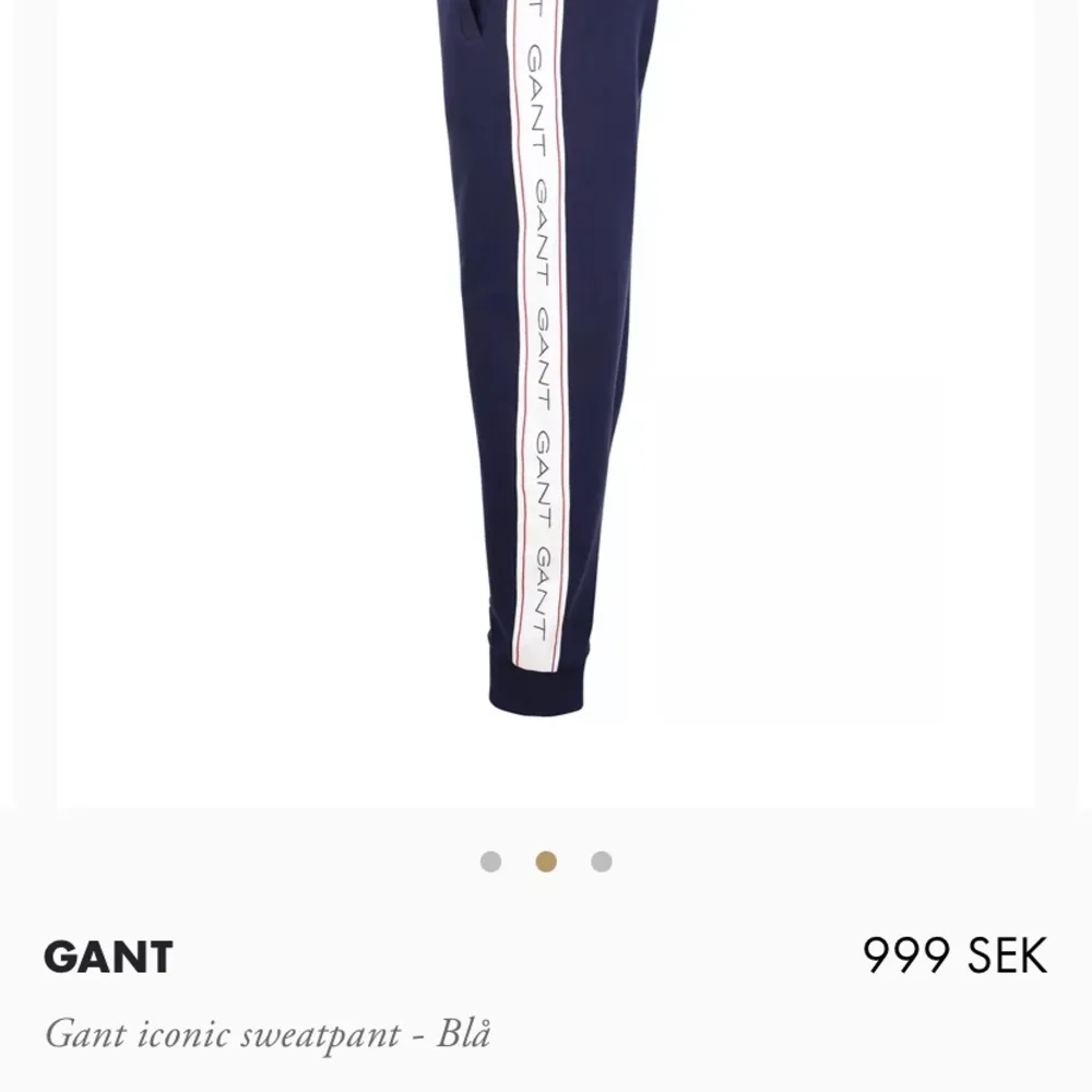 Säljer dessa snygga och supersköna mjukisbyxor från Gant då dem inte kommer till användning länge. Köpta för ca 999kr och dem är i fint skick men lite ur tvättade. Pris kan alltid diskuteras och jag står för frakten. Den är för 15 år och passar s. . Jeans & Byxor.