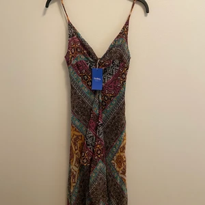 Mönstrad klänning - En mönstrad sommarklänning som är lite bohemisk. Jättefin och funkar bra på sommaren.  Klänningen är knälång 