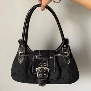 Axelväska från guess - Jätte söt liten axelväska från guess. Bilden är lånad från den tidigare ägaren. Väskan är typ i nyskick. Är lite missfärgad inut i men de är inget som märks, om du vill ha fler bilder Eller har mer frågor så är de  bara att höra av sig!! 😌