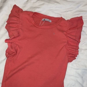 Tröja med volang  - Säljer nu min fina volang topp från zara pga att det inte är min stil längre. Säljer direkt så kom privat ifall ni är intresserade