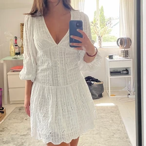 Zara Klänning - Min fina vita Zara klänning💕 tänkte ha denna som studentklänning men valde en annan och säljer den därför nu! Använd ett par gånger bara💕