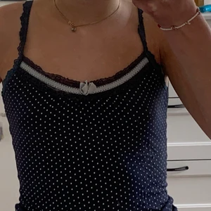 Prickit linne  - Detta asgulliga linnet som inte kommer till användning tyvärr, står ej storlek eller märke men passar mig som har Xs/S💓💓 du får välja spårbar frakt eller inte💙 skriv för fler bilder!!