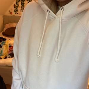 Enkel vit skit skön hoodie från bikbok. Den är lite nopprig men den behåller sin kvalite! Säljer för jag int sambandet hoodie 