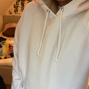 Bikbok vit hoodie  - Enkel vit skit skön hoodie från bikbok. Den är lite nopprig men den behåller sin kvalite! Säljer för jag int sambandet hoodie 
