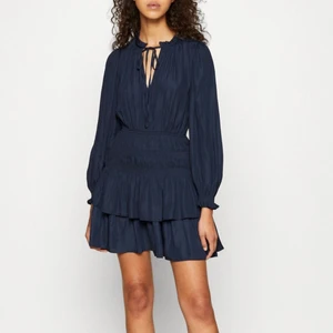 Klänning  - Kollar intresset på min SÅÅ SÅÅ FANTASTISKT FINA maje klänning, för att den inte kommer till användning. Den är gott som ny, använd 2gånger kommer inte gå ner i pris då jag hellre behåller isåfall.❤️tryck inte på ”köp nu” skriv till mig först