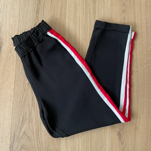 Byxor - Svarta byxor med revärer från Zara. Bra skick.