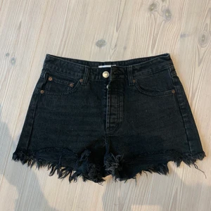 Perfekta jeansshortsen 💓 - Perfekta grå/svarta jeans shortsen!💓de är lite för små på mig så kan inte skicka bilder med de på tyvärr 