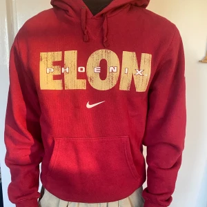 Vintage Nike hoodie  - Snygg Nike vintage hoodie i mycket gott skick. Den är i stort sett oanvänd av mig. 