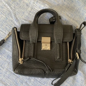 Philip lim 3.1 väska - Säljer min Philip lim väska pga att jag inte använder den tillräckligt. Fint skick, lite nött på baksidan annars bra. Köpt för ca 7000kr på farfetch 2018💕 Dustbag medföljer!