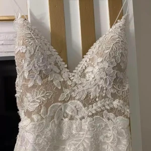 brudklänning från milla nova - Brudklänning använd 1 gång strl 36 kan passa en liten 38   I fint skick och är jätte fin på, vill bli av med den då den tar plats hemma, därav priset