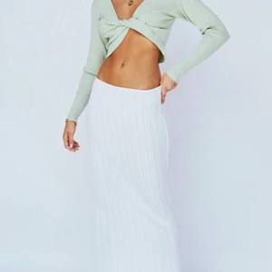 Vit stickad långkjol - Såå fin lågmidjad vit stickad/ribad kjol från camilas mode!!💖💖älskar den så mycket men den är tyvärr för liten så kommer inte till användning😢 nypris 1000kr, säljer direkt för 500!❤️ strl m men passar s med!