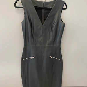 Zara klänning storlek 36 - Storlek S  Hämtas i Vallastaden i Linköping  Kan fraktas, köparen står för frakt.