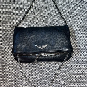 Zadig väska - Säljer min jätte fina Zadig väska! Som är köpt från Zadig & voltarie! Inga skador! Och skriv vid intresse ellr frågor. 🫶🏼 knappt använt, bara i skolan ngn gng.❤️