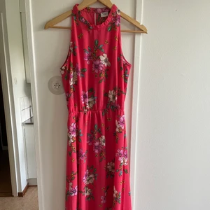 Sommarklänning - Midi klänning med blommigt mönster. Endast använd en gång. Storlek 34.