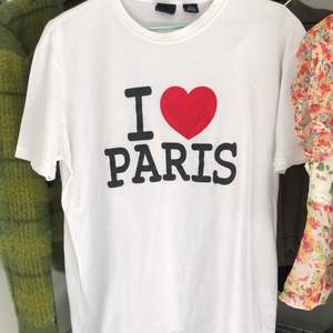 Tshirt köpt i Paris. Säljer eftersom den inte kommit till användning och därför är T-shirten som i nyskick 💛 skickar med spårbar frakt för 59kr Skriv gärna vid frågor eller om fler bilder önskas!  