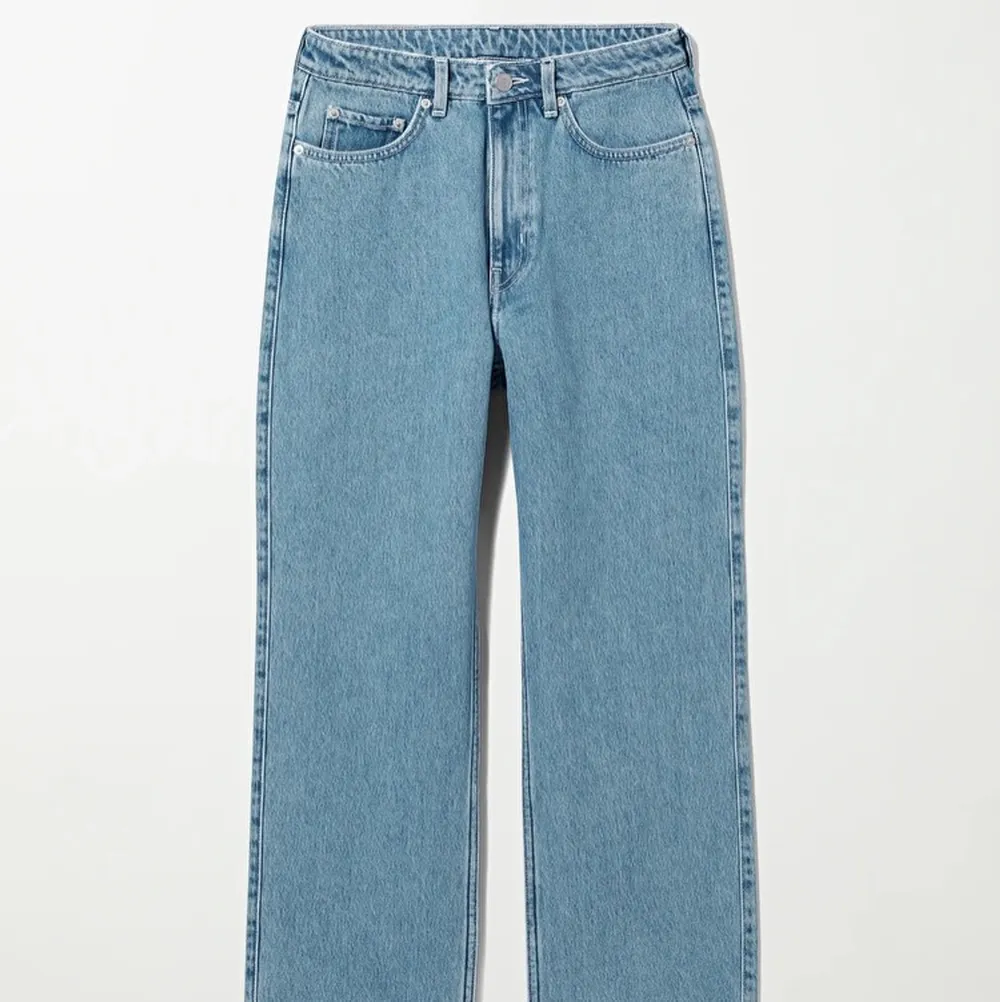 ALDRIG ANVÄNDA, helt nya jeans från Weekday, prislappar sitter kvar, nypris 500kr mitt pris 300kr köparen står för frakt. Jeans & Byxor.