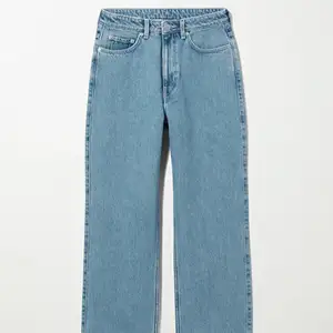 ALDRIG ANVÄNDA, helt nya jeans från Weekday, prislappar sitter kvar, nypris 500kr mitt pris 300kr köparen står för frakt