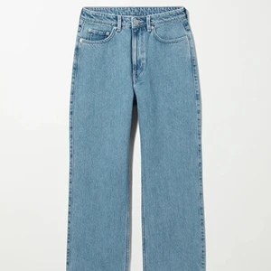 Weekday Extra High Waist Straight fit - ALDRIG ANVÄNDA, helt nya jeans från Weekday, prislappar sitter kvar, nypris 500kr mitt pris 300kr köparen står för frakt