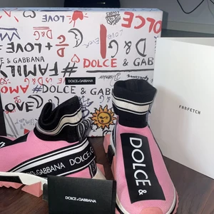 Dolce&Gabbana skor. Använt max 4 gånger. Köpta ifrån Farfetch med totalsumman 432,12 ( EUR). Skorna är äkta och man får även med paper vid köp.  - Äktighetsbevis 👍🏽 Använda 4 gånger  Tror att det är storlek 36 eller 37 står på bilden på kartongen  