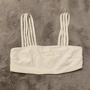 bikini - vit bikini från nakd, skulle gissa på strl s🤍 tyvärr för liten för mig!! 40kr + frakt☺️☺️