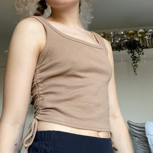 Ljusbrun top med resår - En ljusbrun top med åtdragbar resår på båda sidorna. Tvättas i 30°C. ✨