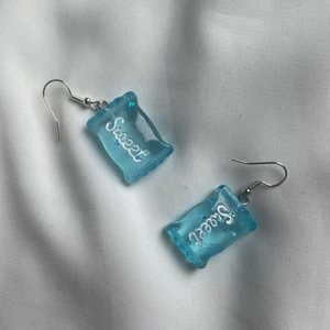 Örhängen  - Sweet örhängen i färgen blå för 5kr+13kr frakt 