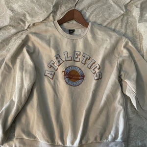 Snygg collage tröja  - Använd enstaka gång. Mjuk o härlig💕☺️