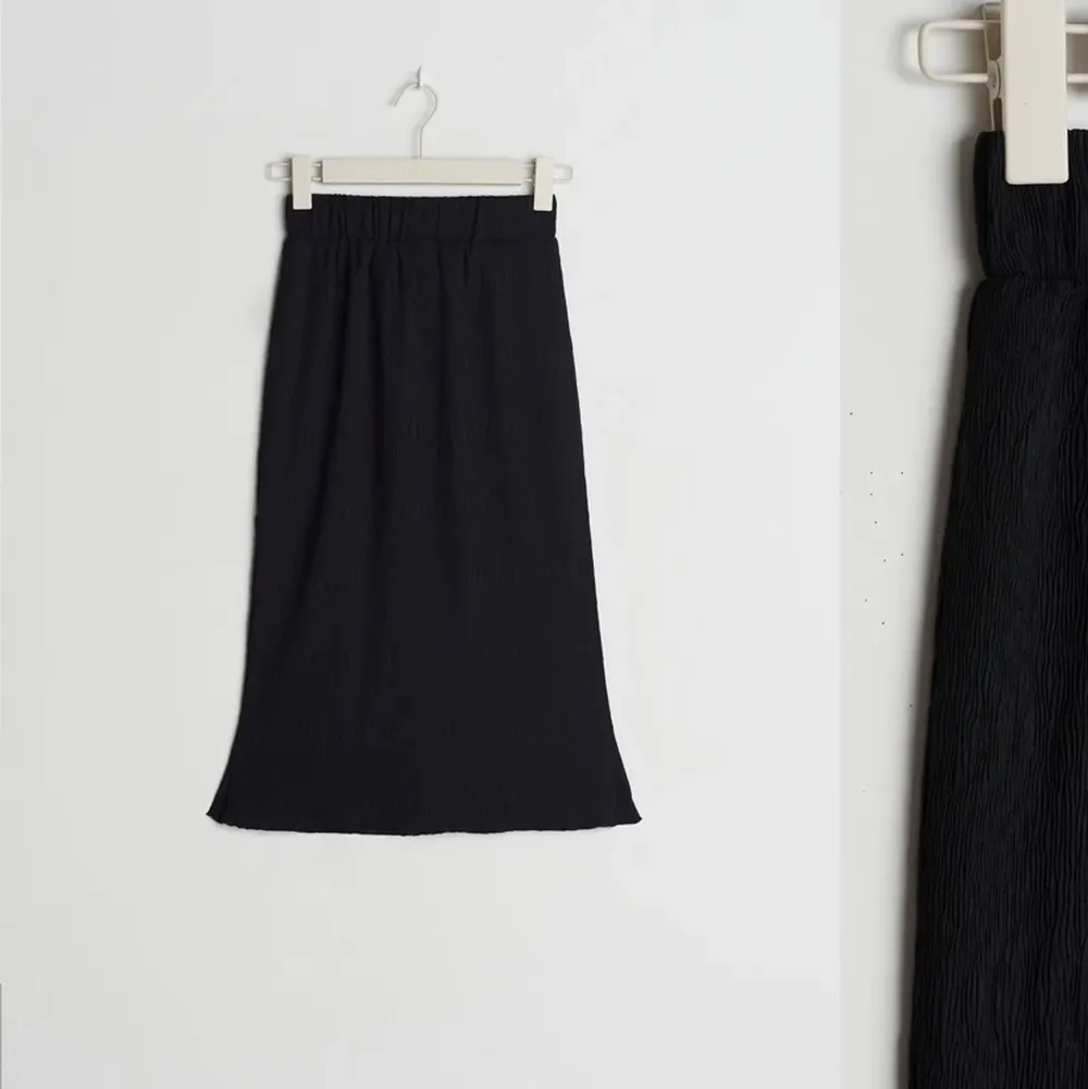 Säljer denna svarta kjol från Gina tricot! Använd Max fem gånger, i superbra skick🫶🏼🌟 frakt tillkommer på 62kr. Kjolar.