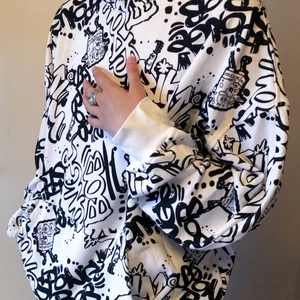 Trippa SPONGEBOB SET - Hoodie och mjukisbyxor i svart/vit mönster med SPONGEBOB på! -SET -Mjukt på insidan -Nice storlek på luvan! -Resor i midjan på byxorna. - H&M - använt fåtal gånger