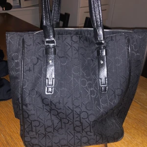 Snygg ck väska  - Skit snygg ck väska som ej används, väldigt stor och får plats med mycket, har två fack inuti ett lite mindre och ett större har bara används nån gång så är i ny skick