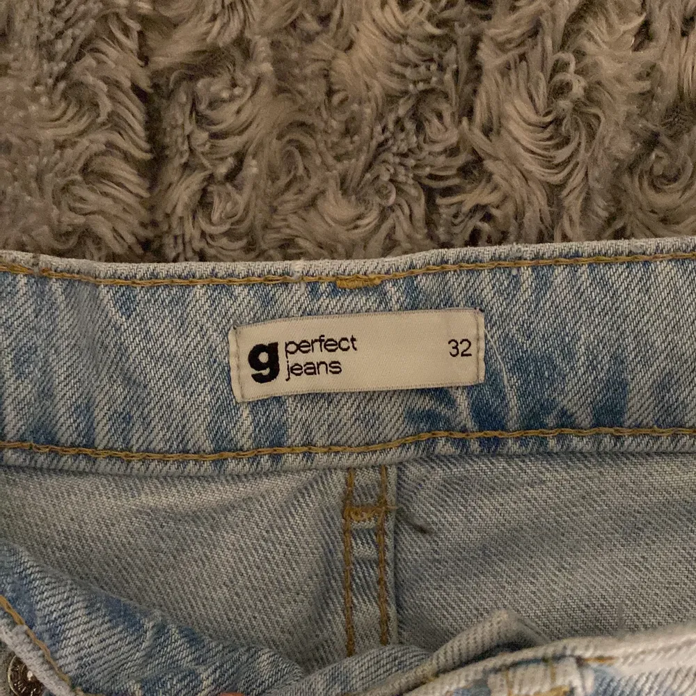 Säljer dessa jeans från Gina Tricot då de inte kommer till användning och de är för stora för mig. Är i bra skick men har några märken ner till men skulle inte säga att det syns. Köpta för 500kr och säljs för 150+frakt. Skriv privat om du har några frågor. Jeans & Byxor.
