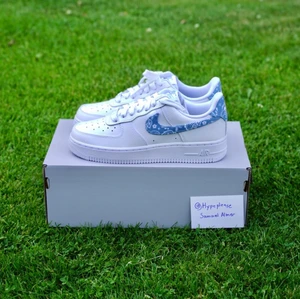 Nike Air Force 1 Low Paisley W - Nike Air Force 1 Low Paisley W   Pris: 1399   Storlek - US 7 / 38  Condition - 10/10  Köp sker via DM   Fraktas över hela Sverige, kan också mötas upp i Skövde