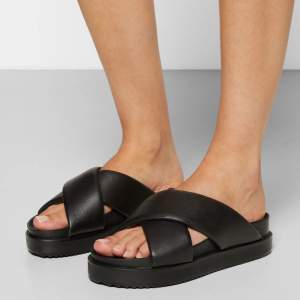 Sandaler i äkta läder från selected femme i storlek 38. Normala i storlek och i nyskick enbart använda en gång⭐️