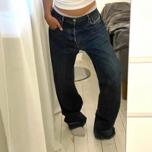 Vintage diesel jeans - Sååå fina vintage dieseljeans i en så fin  mörkblå färg. Sitter lågmidjat och rakt, så trendiga och passar till allt! Priset är satt utifrån vad jag tidigare sålt liknande jeans för. Midja 43cm, innerben 87cm. Skriv för frågor, mått eller fler bilder!💕💕