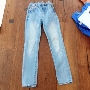 Intressekoll  - En intressekoll på ett par jeans från lager 157 strl. 140!! Ska kolla vad jag kan få för de.   Hör av dig om du är intresserad ❤️ Du står för frakten!