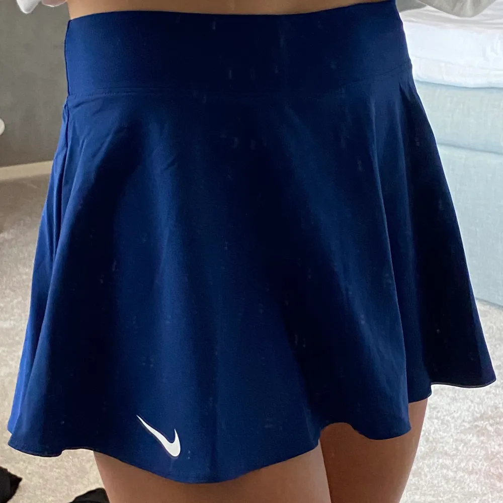 Mörkblå tenniskjol från Nike. Bra skick, storlek S.. Kjolar.