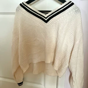 stickad beige tröja - stickad tröja croppad, använd 2 gnr.🤍