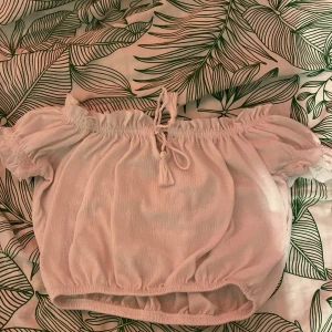 Vit tröja - Fin tröja till sommaren,jag använder inte den så ofta och det är därför jag säljer den. Den är lite kort dock. 