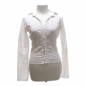 Skjorta med korsettliknande midja - Köpt på sellpy men aldrig använd av mig då den var för liten. Den har någon rosa missfärgning på insidan från förra ägaren, har aldrig provat att tvätta bort det själv.