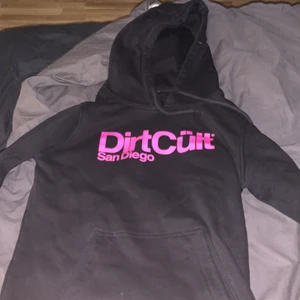 Dirtcült hoodie - Dirtcült hoodie i nyskick, svart med rosa text i storlek L (damstorlek) mer som en S. trycket är fint och inga sprickor.