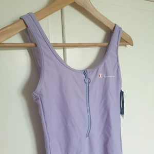 Champion baddräkt - Ursnygg lila baddräkt från champion. Helt oanvänd då den tyvärr är för liten, hade helt klart vart mitt favoritplagg annars🙌 strolek m men liten så mer som en s