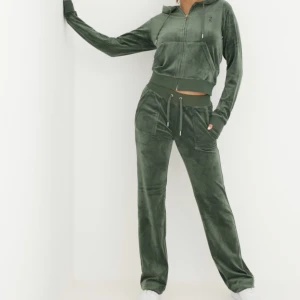 Juicy couture set - Intressekoll på mitt set från juciy couture i färgen dark moss, byxorna är i stl xxs och tröja i s, det är användt fler gånger men inga tecken på användning eller defekter elle fel, settet är i relativt nytt skick.