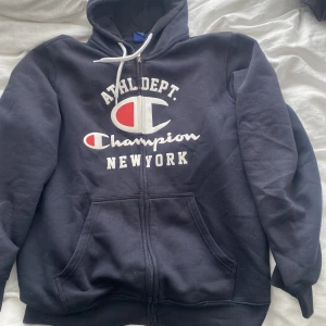 Champion Zip Up - Champion Zip up - använder bara inte längre. Den är rätt så tjock.  