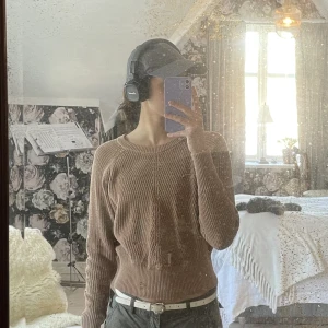 Cubus brun tröja - Brun tröja från Cubus i storlek xs. Inga maskor har gått upp och är i övrigt fint skick. Har blivit för liten för mig. Spegeln är gammal, skriv om fler bilder önskas 💕 