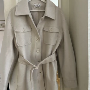 nakd kappa - Snygg kappa från nakd i storlek 38! Använd fåtal gånger och ser därav ny ut💘skriv privat för fler bilder