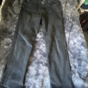 Svarta vintage jeans - Vintage Nautica jeans company storleken är 32x32 men passar mer som 32x34 Skriv om du vill ha flera bilder! Priset är diskuterbart!!!