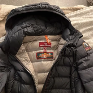 Parajumper Irene  - Parajumper Irene i färgen grå/svart. Använt under en vinter! Nypris 5000, mitt pris 2000 men går att diskutera 😁