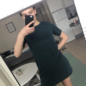 T-shirt klänning från Monki - En skön klänning, mörkgrön färg! använd ett par gånger! (Har klippt av lappen så minns ej storlek, men passar mig som är storlek S,  passar även för större/mindre storlekar då den är ganska stretchig)  (Jag är 163 cm lång!)