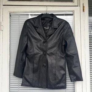 VINTAGE läderjacka  - Supersnygg vintage läderjacka, från England! Lite längre än vad jackor brukar vara, ett mellanting på läderkappa och läderjacka. Supermjukt läder, inga skavanker eller dylikt. Äkta läder. Vid snabb affär kan priset diskuteras något. 